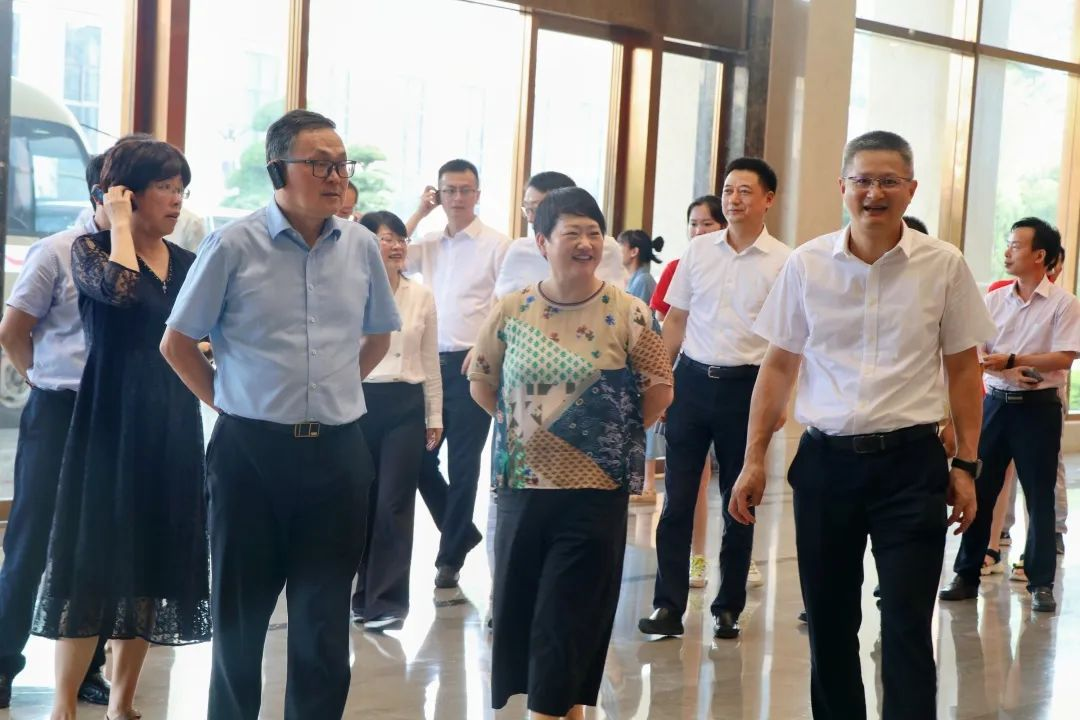 浙江宁波镇海中学领导班子莅临集成灶品牌帅丰电器参观调研