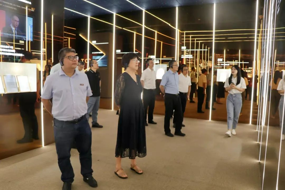 浙江宁波镇海中学领导班子莅临集成灶品牌帅丰电器参观调研