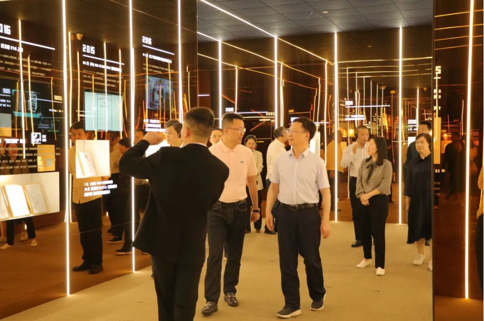 荆州市人大常委会党组副书记、副主任邓应军一行莅临帅丰调研指导,助力企业更好更快发展! 荆州市人大常委会党组副书记、副主任邓应军一行莅临帅丰调研指导,助力企业更好更快发展!