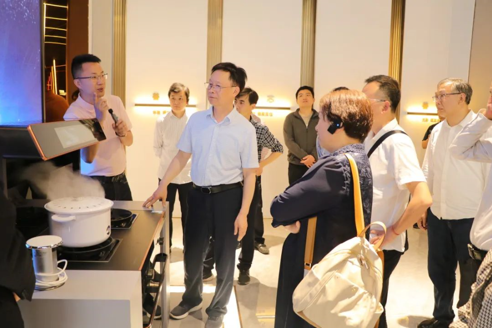 荆州市人大常委会党组副书记、副主任邓应军一行莅临帅丰调研指导,助力企业更好更快发展! 荆州市人大常委会党组副书记、副主任邓应军一行莅临帅丰调研指导,助力企业更好更快发展!