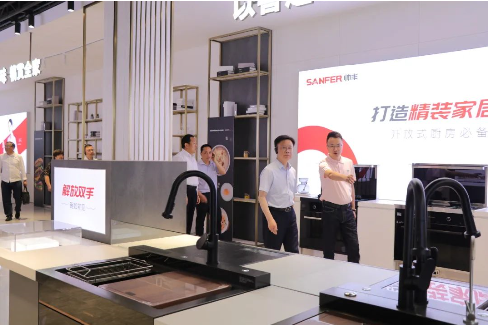 荆州市人大常委会党组副书记、副主任邓应军一行莅临帅丰调研指导,助力企业更好更快发展! 荆州市人大常委会党组副书记、副主任邓应军一行莅临帅丰调研指导,助力企业更好更快发展!