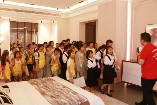 董事长商若云携手举办爱心夏令营活动,点亮孩子们的精彩暑期! 董事长商若云携手举办爱心夏令营活动,点亮孩子们的精彩暑期!
