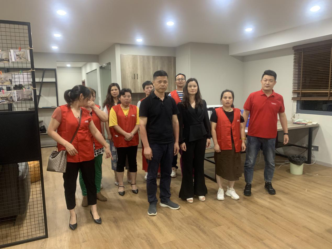向帅丰电器优秀经销商张熙明学习,共同目睹门店风采 向帅丰电器优秀经销商张熙明学习,共同目睹门店风采