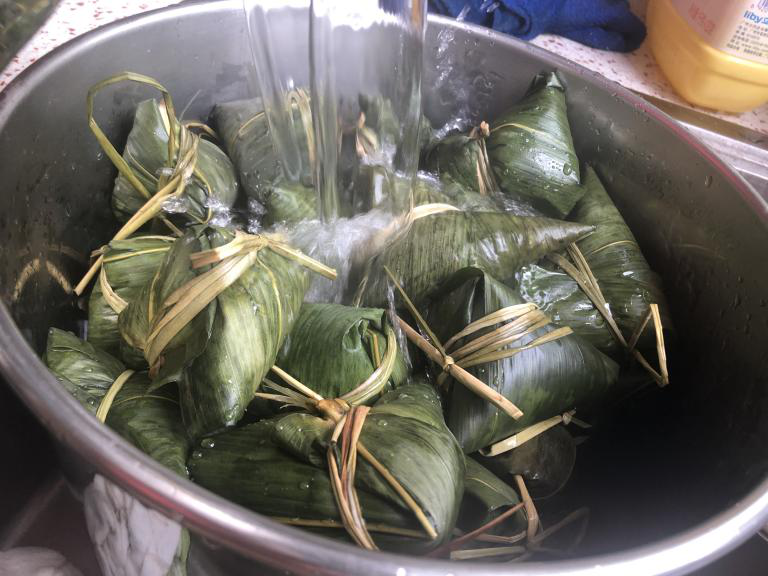 端午节快到了!今天帅丰电器就来挑战一下,煮100个粽子需要多久? 端午节快到了!今天帅丰电器就来挑战一下,煮100个粽子需要多久?
